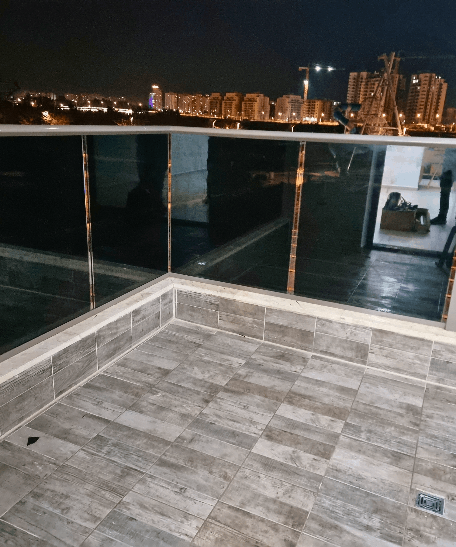 ציפוי אנטי סאן לזכוכיות מרפסת