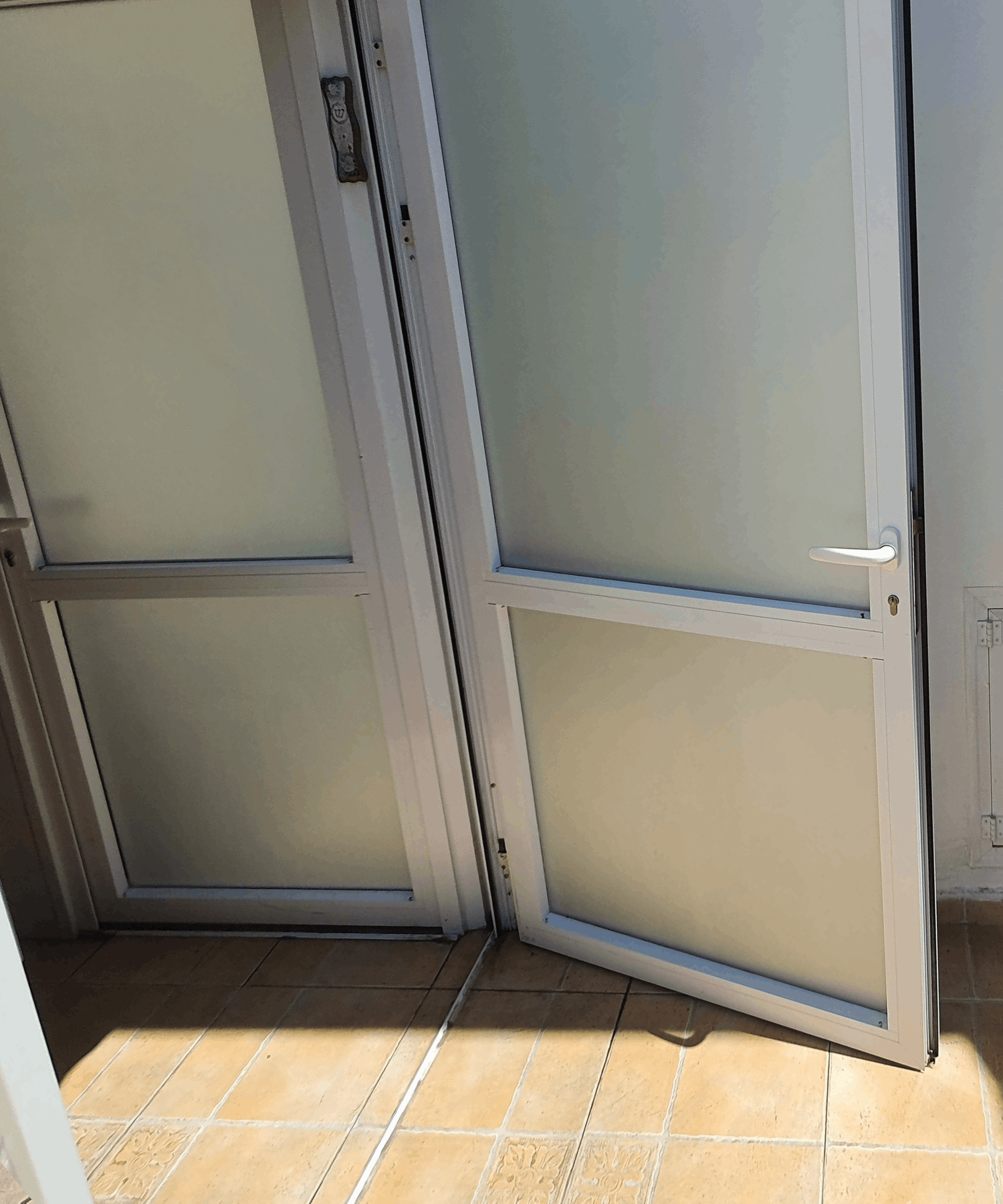 ציפוי חלבי לדלת חלון מרפסת